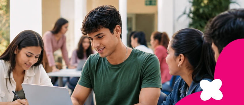 ​Estudiantes reunidos en sala revisan talleres para la especialización en gerencia de riesgos y seguros en Bogotá.​