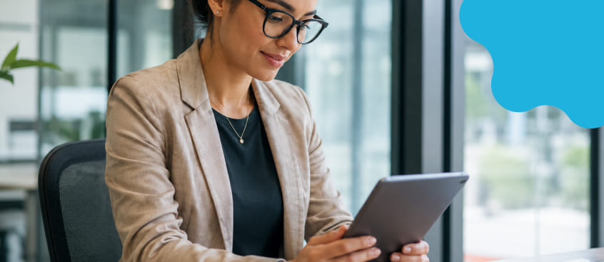 Profesional participa en un espacio de formación para fortalecer sus competencias desde su laptop.