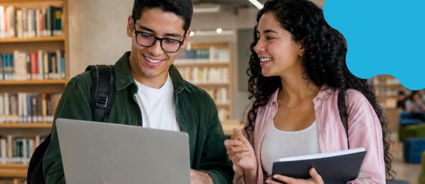 ​Estudiantes en biblioteca del Poli mientras hacen un trabajo de su Maestría en innovación.​ 