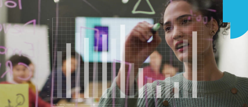 Profesional en datos analiza gráfico con su equipo de trabajo