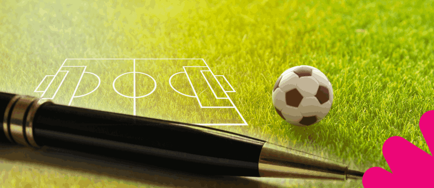 Balón de fútbol con un bolígrafo y una cancha 