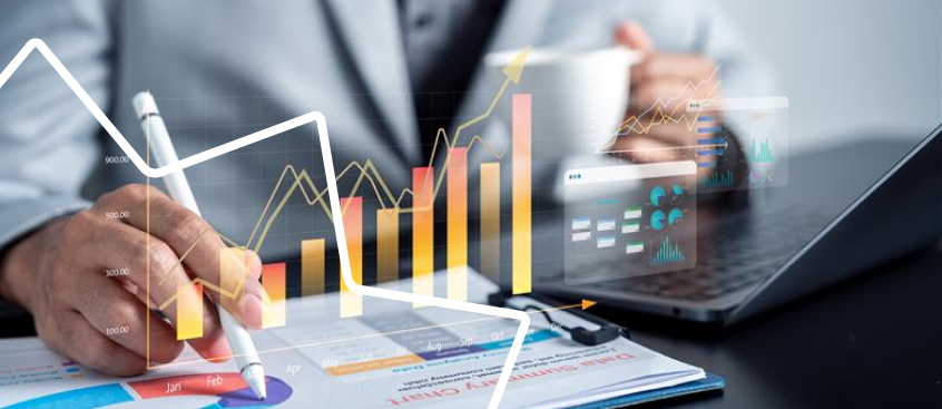 Gerente financiero revisa gráficas de la situación financiera de la compañía