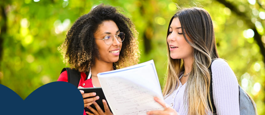Dos jovenes estudiantes universitarias conversan sobre examen final