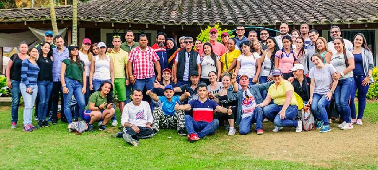funcionarios-poli-medellin-dia-de-sol-integracion-12.jpg