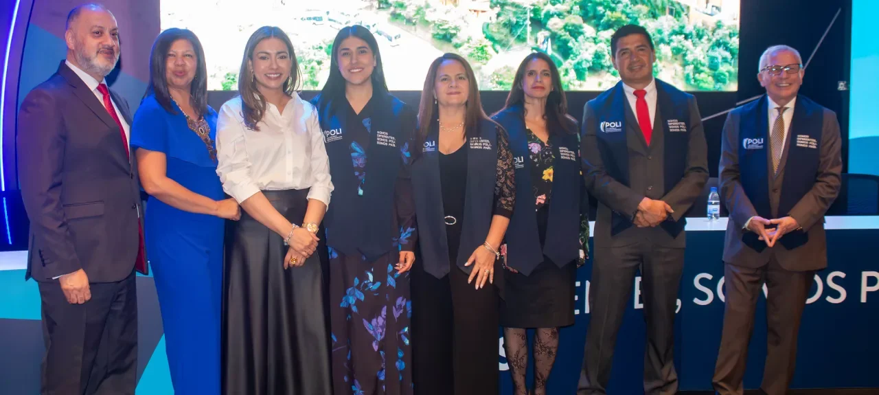 Grados Poli 2025-2: Celebrando sueños cumplidos