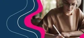 Mujer con lápiz revisando errores de ortografía más counes