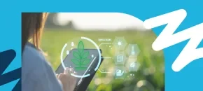 Profesional en agronegocios sostiene un dispositivo móvil