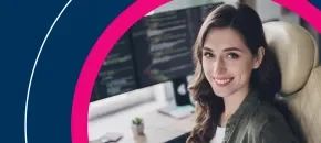 Profesional de tecnología mujer diseñando la arquitectura de un sistema de software en una pantalla con diagramas de flujo y componentes