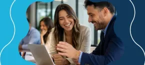 ​Profesionales planifican su crecimiento profesional después de los 30, mientras realizan una ruta en su laptop.​