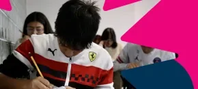 Estudiante universitario colombiano preparándose para el examen Saber Pro