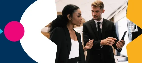 Dos abogados jóvenes revisan sus celulares