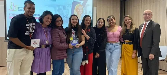 Grupo de estudiantes, investigadores y gestores en evento investigativo
